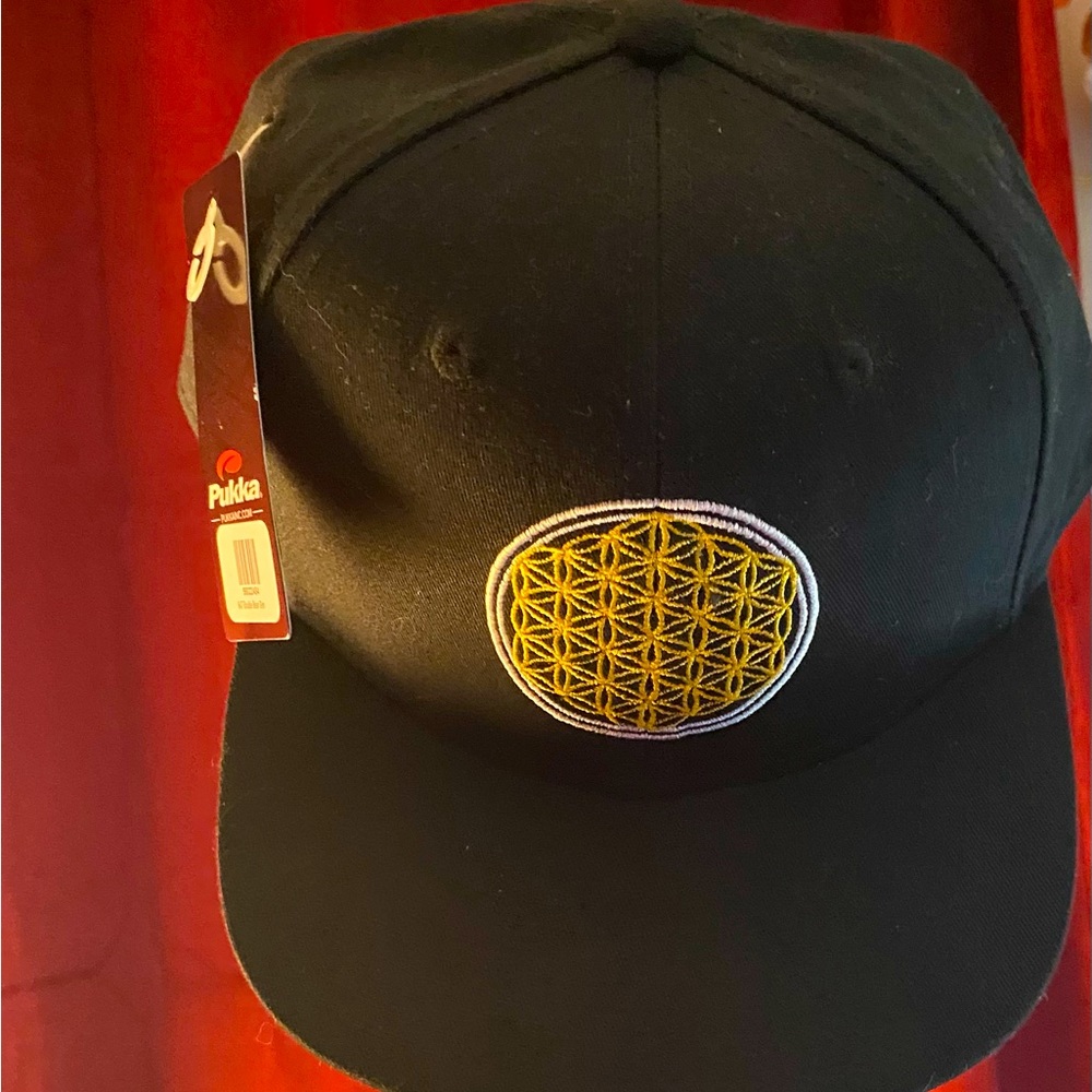 Men’s Pukka hat.